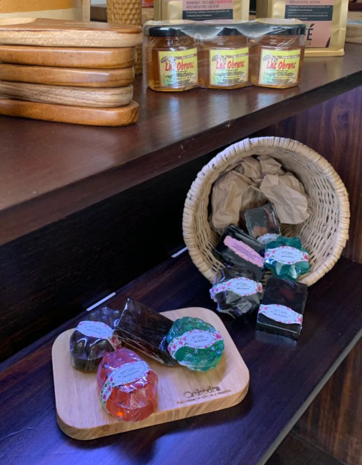 Espacio de trabajo y persona detrás de Greenlife Artsoaps en San Ramón de Tres Ríos, Costa Rica.
