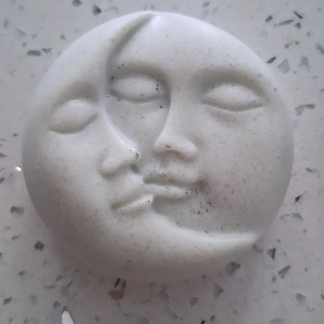 Jabón artesanal de luna de Greenlife Artsoaps, elaborado en lote pequeño con glicerina y leche de cabra.
